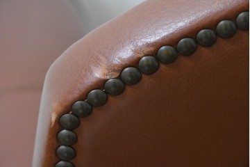 中古　VARO,S.A. VALENTI(バロッサバレンティ)　本革　クラシックな風格を感じさせる鋲打ちデザインの2人掛けアームソファ　定価約68万円　(R-086251)