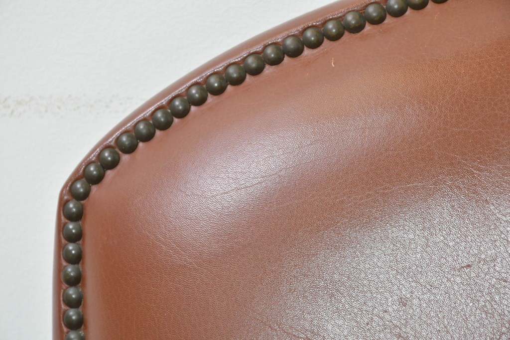 中古　VARO,S.A. VALENTI(バロッサバレンティ)　本革　クラシックな風格を感じさせる鋲打ちデザインの2人掛けアームソファ　定価約68万円　(R-086251)