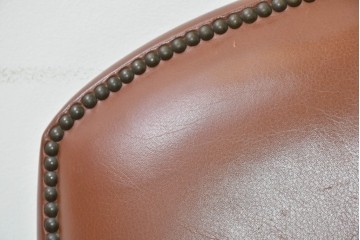 中古　VARO,S.A. VALENTI(バロッサバレンティ)　本革　クラシックな風格を感じさせる鋲打ちデザインの2人掛けアームソファ　定価約68万円　(R-086251)