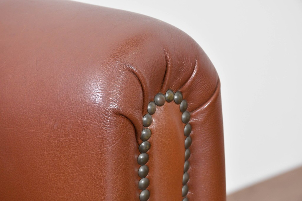 中古　VARO,S.A. VALENTI(バロッサバレンティ)　本革　クラシックな風格を感じさせる鋲打ちデザインの2人掛けアームソファ　定価約68万円　(R-086251)