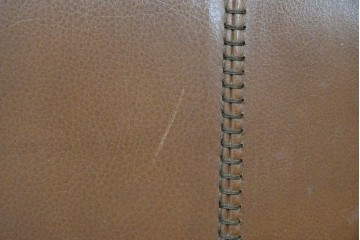 中古　VARO,S.A. VALENTI(バロッサバレンティ)　本革　クラシックな風格を感じさせる鋲打ちデザインの2人掛けアームソファ　定価約68万円　(R-086251)