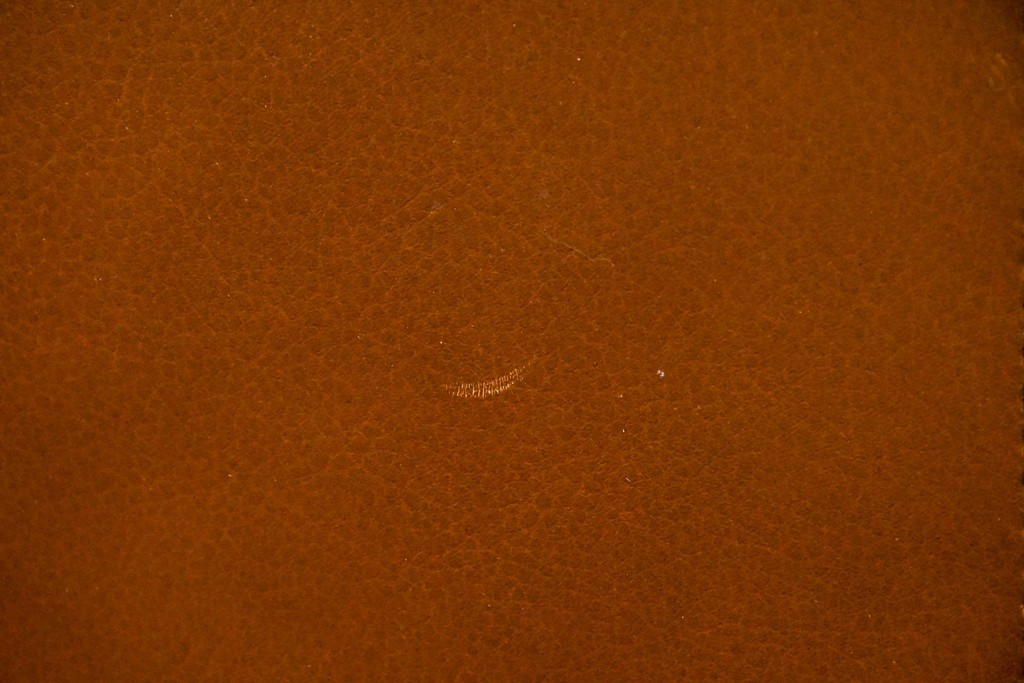 中古　VARO,S.A. VALENTI(バロッサバレンティ)　本革　クラシックな風格を感じさせる鋲打ちデザインの2人掛けアームソファ　定価約68万円　(R-086251)