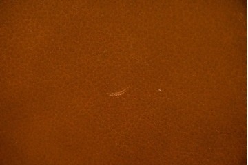 中古　VARO,S.A. VALENTI(バロッサバレンティ)　本革　クラシックな風格を感じさせる鋲打ちデザインの2人掛けアームソファ　定価約68万円　(R-086251)