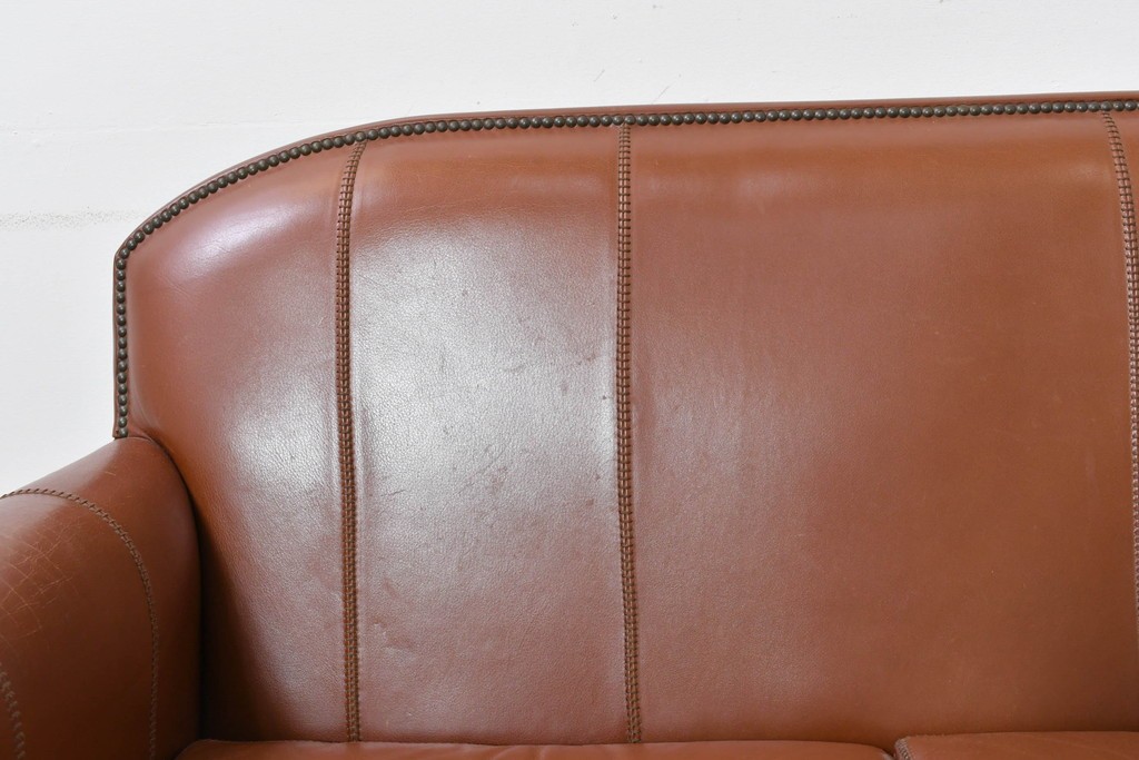 中古　VARO,S.A. VALENTI(バロッサバレンティ)　本革　クラシックな風格を感じさせる鋲打ちデザインの2人掛けアームソファ　定価約68万円　(R-086251)