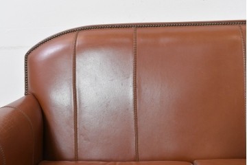 中古　VARO,S.A. VALENTI(バロッサバレンティ)　本革　クラシックな風格を感じさせる鋲打ちデザインの2人掛けアームソファ　定価約68万円　(R-086251)