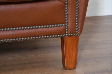 中古　VARO,S.A. VALENTI(バロッサバレンティ)　本革　クラシックな風格を感じさせる鋲打ちデザインの2人掛けアームソファ　定価約68万円　(R-086251)