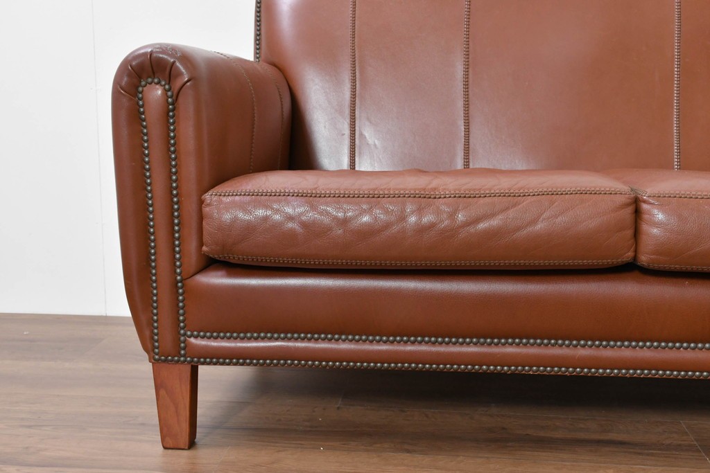中古　VARO,S.A. VALENTI(バロッサバレンティ)　本革　クラシックな風格を感じさせる鋲打ちデザインの2人掛けアームソファ　定価約68万円　(R-086251)