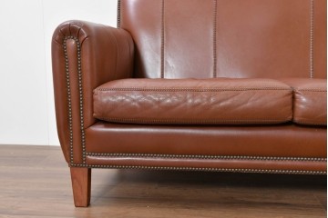 中古　VARO,S.A. VALENTI(バロッサバレンティ)　本革　クラシックな風格を感じさせる鋲打ちデザインの2人掛けアームソファ　定価約68万円　(R-086251)