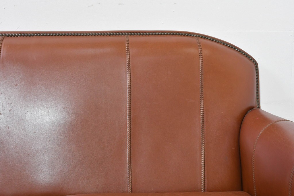 中古　VARO,S.A. VALENTI(バロッサバレンティ)　本革　クラシックな風格を感じさせる鋲打ちデザインの2人掛けアームソファ　定価約68万円　(R-086251)