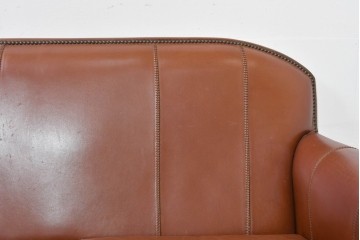 中古　VARO,S.A. VALENTI(バロッサバレンティ)　本革　クラシックな風格を感じさせる鋲打ちデザインの2人掛けアームソファ　定価約68万円　(R-086251)