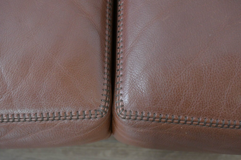 中古　VARO,S.A. VALENTI(バロッサバレンティ)　本革　クラシックな風格を感じさせる鋲打ちデザインの2人掛けアームソファ　定価約68万円　(R-086251)