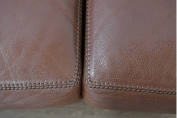 中古　VARO,S.A. VALENTI(バロッサバレンティ)　本革　クラシックな風格を感じさせる鋲打ちデザインの2人掛けアームソファ　定価約68万円　(R-086251)