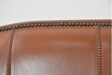 中古　VARO,S.A. VALENTI(バロッサバレンティ)　本革　クラシックな風格を感じさせる鋲打ちデザインの2人掛けアームソファ　定価約68万円　(R-086251)