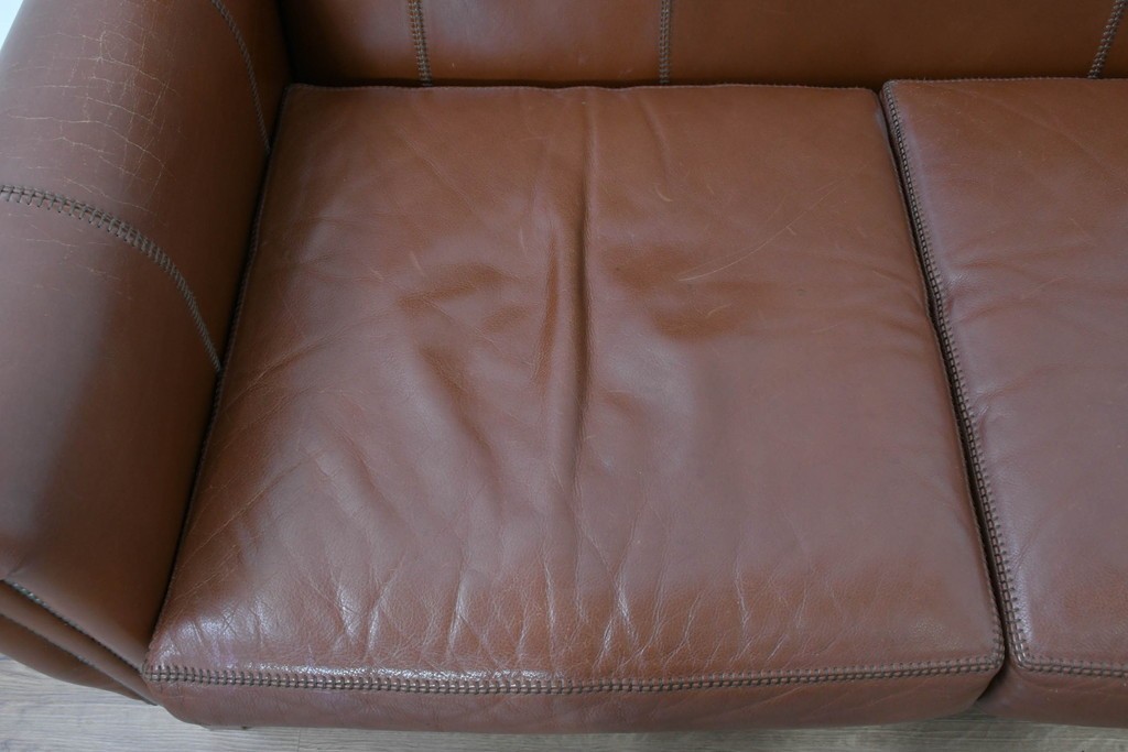 中古　VARO,S.A. VALENTI(バロッサバレンティ)　本革　クラシックな風格を感じさせる鋲打ちデザインの2人掛けアームソファ　定価約68万円　(R-086251)