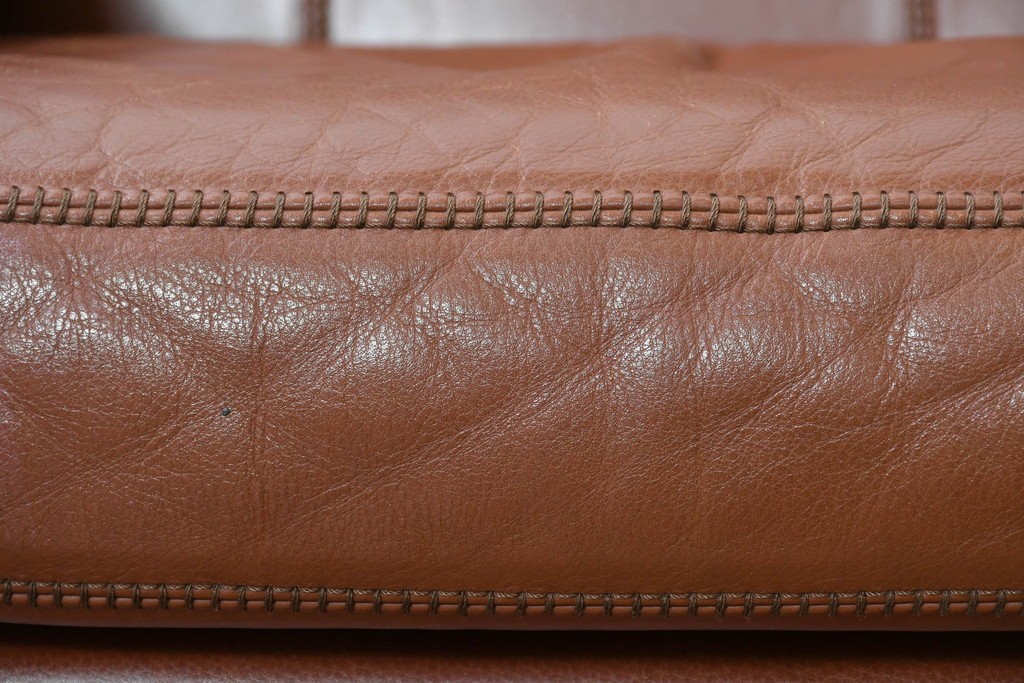 中古　VARO,S.A. VALENTI(バロッサバレンティ)　本革　クラシックな風格を感じさせる鋲打ちデザインの2人掛けアームソファ　定価約68万円　(R-086251)