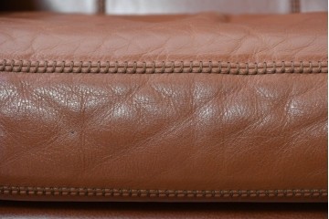 中古　VARO,S.A. VALENTI(バロッサバレンティ)　本革　クラシックな風格を感じさせる鋲打ちデザインの2人掛けアームソファ　定価約68万円　(R-086251)