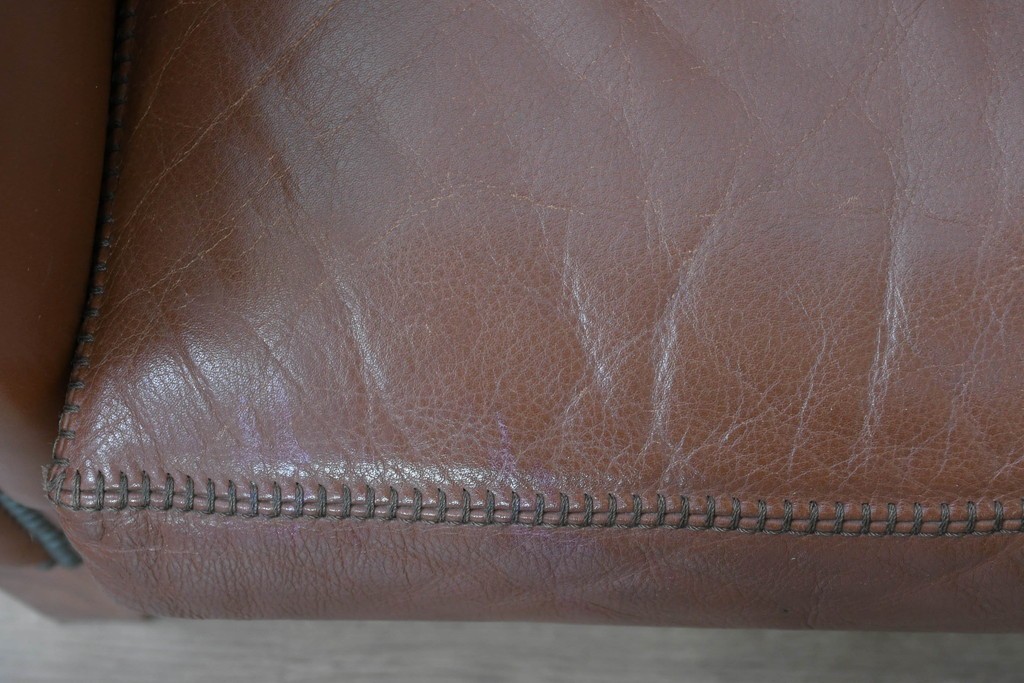 中古　VARO,S.A. VALENTI(バロッサバレンティ)　本革　クラシックな風格を感じさせる鋲打ちデザインの2人掛けアームソファ　定価約68万円　(R-086251)