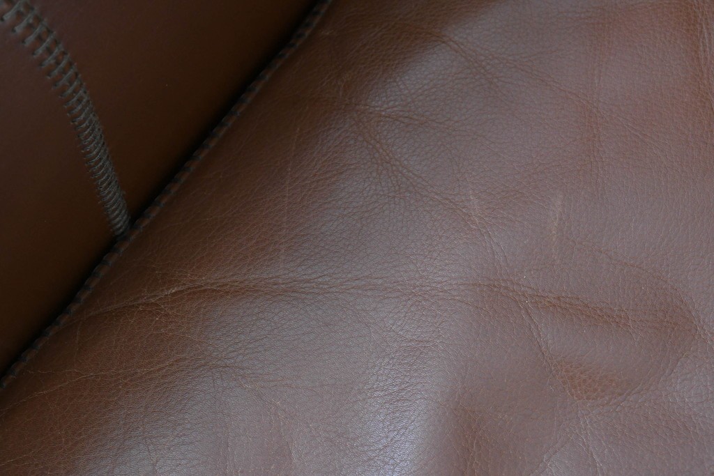 中古　VARO,S.A. VALENTI(バロッサバレンティ)　本革　クラシックな風格を感じさせる鋲打ちデザインの2人掛けアームソファ　定価約68万円　(R-086251)