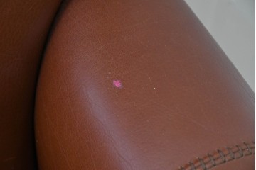 中古　VARO,S.A. VALENTI(バロッサバレンティ)　本革　クラシックな風格を感じさせる鋲打ちデザインの2人掛けアームソファ　定価約68万円　(R-086251)