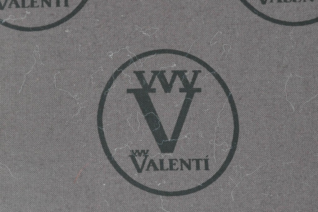 中古　VARO,S.A. VALENTI(バロッサバレンティ)　本革　クラシックな風格を感じさせる鋲打ちデザインの2人掛けアームソファ　定価約68万円　(R-086251)