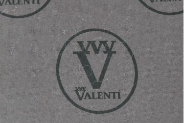 中古　VARO,S.A. VALENTI(バロッサバレンティ)　本革　クラシックな風格を感じさせる鋲打ちデザインの2人掛けアームソファ　定価約68万円　(R-086251)
