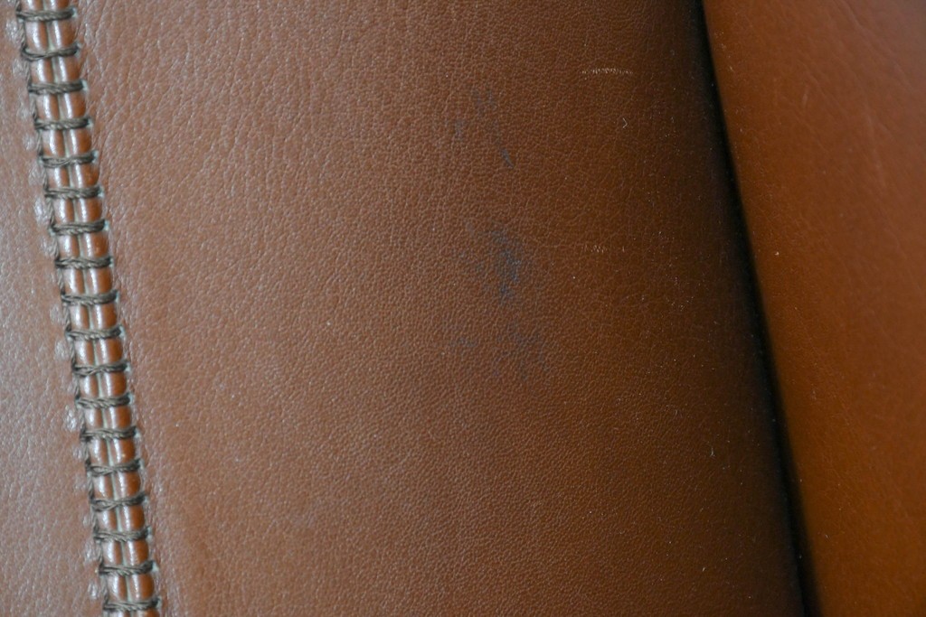 中古　VARO,S.A. VALENTI(バロッサバレンティ)　本革　クラシックな風格を感じさせる鋲打ちデザインの2人掛けアームソファ　定価約68万円　(R-086251)