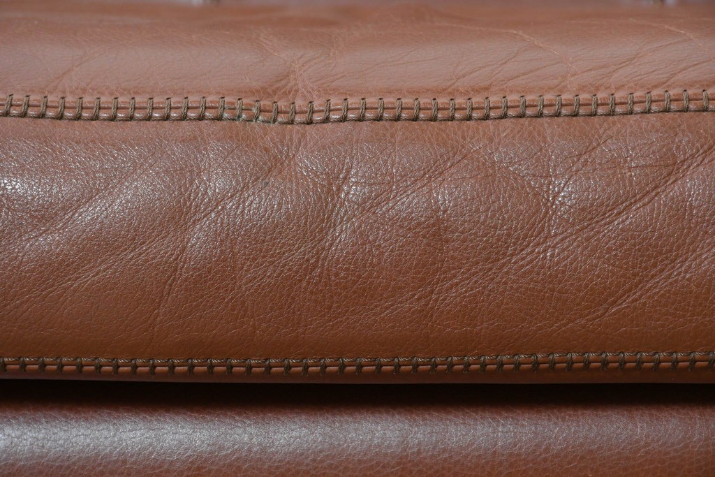 中古　VARO,S.A. VALENTI(バロッサバレンティ)　本革　クラシックな風格を感じさせる鋲打ちデザインの2人掛けアームソファ　定価約68万円　(R-086251)