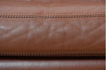 中古　VARO,S.A. VALENTI(バロッサバレンティ)　本革　クラシックな風格を感じさせる鋲打ちデザインの2人掛けアームソファ　定価約68万円　(R-086251)