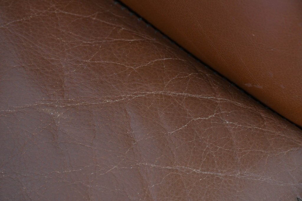 中古　VARO,S.A. VALENTI(バロッサバレンティ)　本革　クラシックな風格を感じさせる鋲打ちデザインの2人掛けアームソファ　定価約68万円　(R-086251)