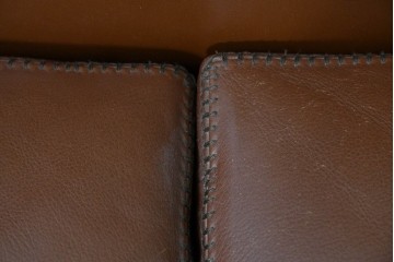 中古　VARO,S.A. VALENTI(バロッサバレンティ)　本革　クラシックな風格を感じさせる鋲打ちデザインの2人掛けアームソファ　定価約68万円　(R-086251)