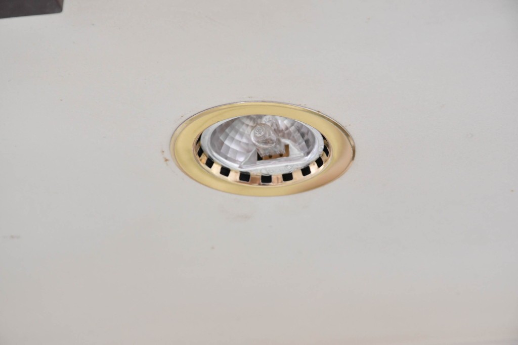 イタリアヴィンテージ　高級家具　ノバパルク(NOVAPLAK)　ロココ調の優美な装飾が魅力の照明付きミラーバックキャビネット　定価約180万円　(R-086253)