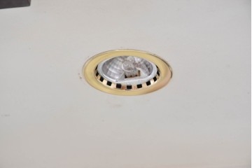 イタリアヴィンテージ　高級家具　ノバパルク(NOVAPLAK)　ロココ調の優美な装飾が魅力の照明付きミラーバックキャビネット　定価約180万円　(R-086253)