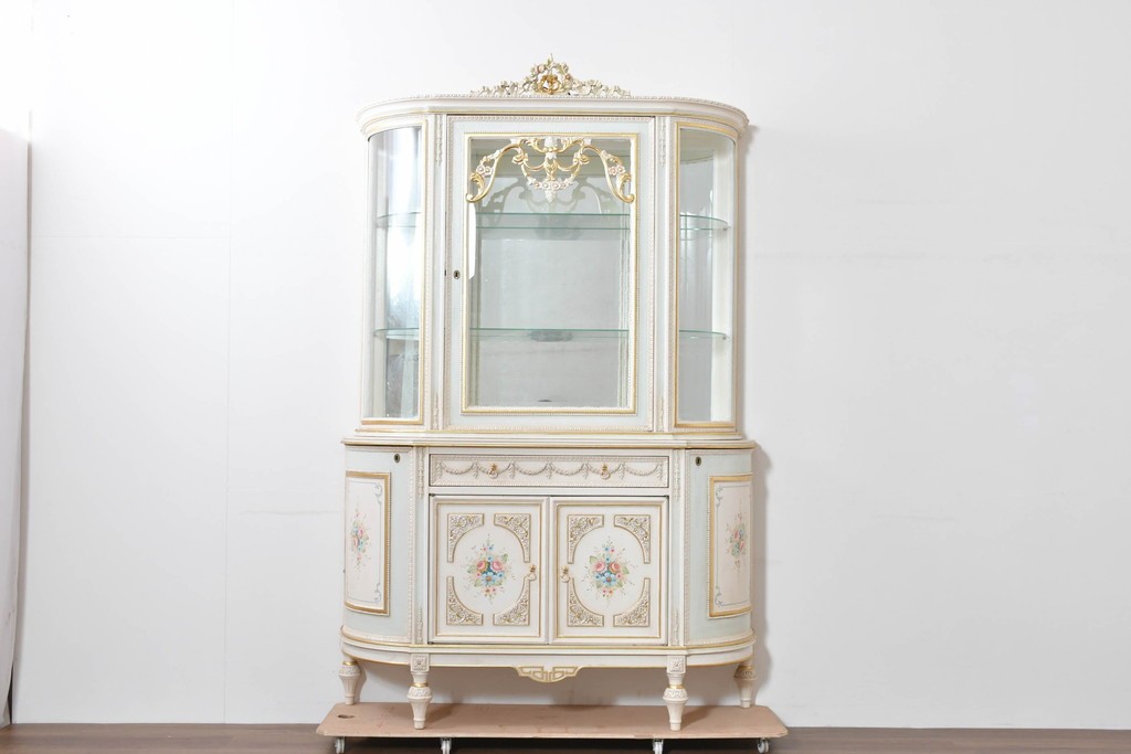 イタリアヴィンテージ　高級家具　ノバパルク(NOVAPLAK)　ロココ調の優美な装飾が魅力の照明付きミラーバックキャビネット　定価約180万円　(R-086253)