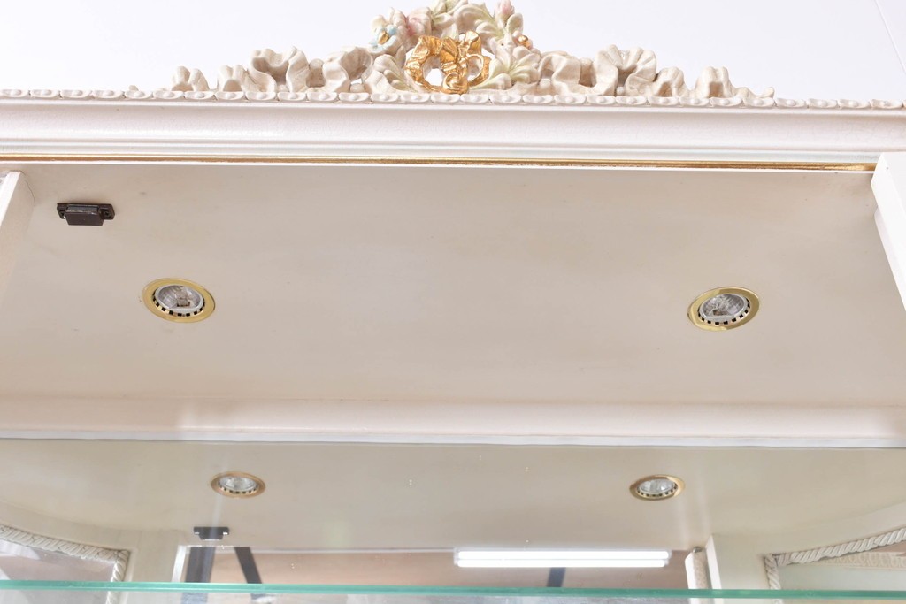 イタリアヴィンテージ　高級家具　ノバパルク(NOVAPLAK)　ロココ調の優美な装飾が魅力の照明付きミラーバックキャビネット　定価約180万円　(R-086253)