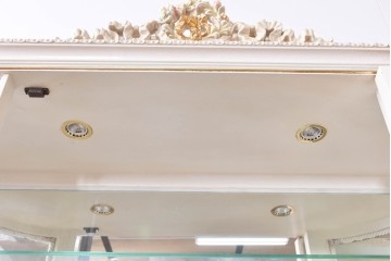 イタリアヴィンテージ　高級家具　ノバパルク(NOVAPLAK)　ロココ調の優美な装飾が魅力の照明付きミラーバックキャビネット　定価約180万円　(R-086253)