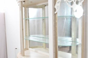 イタリアヴィンテージ　高級家具　ノバパルク(NOVAPLAK)　ロココ調の優美な装飾が魅力の照明付きミラーバックキャビネット　定価約180万円　(R-086253)