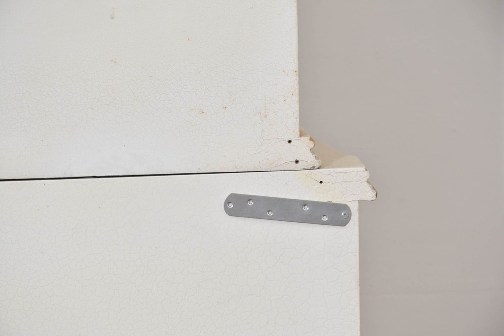 イタリアヴィンテージ　高級家具　ノバパルク(NOVAPLAK)　ロココ調の優美な装飾が魅力の照明付きミラーバックキャビネット　定価約180万円　(R-086253)