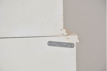 イタリアヴィンテージ　高級家具　ノバパルク(NOVAPLAK)　ロココ調の優美な装飾が魅力の照明付きミラーバックキャビネット　定価約180万円　(R-086253)