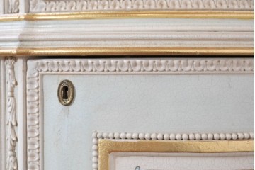 イタリアヴィンテージ　高級家具　ノバパルク(NOVAPLAK)　ロココ調の優美な装飾が魅力の照明付きミラーバックキャビネット　定価約180万円　(R-086253)