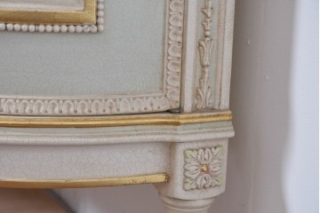 イタリアヴィンテージ　高級家具　ノバパルク(NOVAPLAK)　ロココ調の優美な装飾が魅力の照明付きミラーバックキャビネット　定価約180万円　(R-086253)