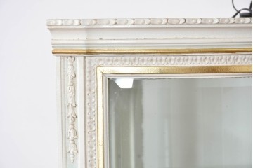 イタリアヴィンテージ　高級家具　ノバパルク(NOVAPLAK)　ロココ調の優美な装飾が魅力の照明付きミラーバックキャビネット　定価約180万円　(R-086253)