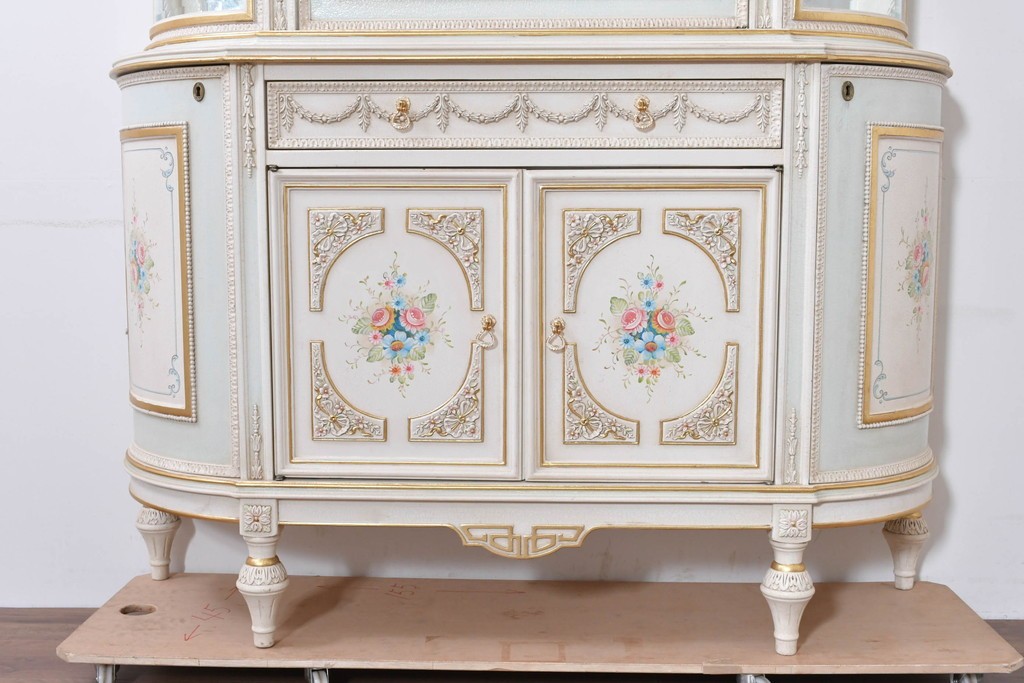 イタリアヴィンテージ　高級家具　ノバパルク(NOVAPLAK)　ロココ調の優美な装飾が魅力の照明付きミラーバックキャビネット　定価約180万円　(R-086253)