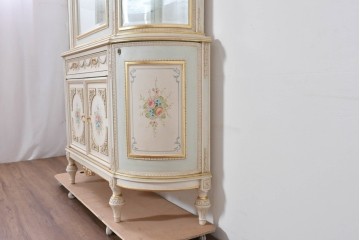 イタリアヴィンテージ　高級家具　ノバパルク(NOVAPLAK)　ロココ調の優美な装飾が魅力の照明付きミラーバックキャビネット　定価約180万円　(R-086253)