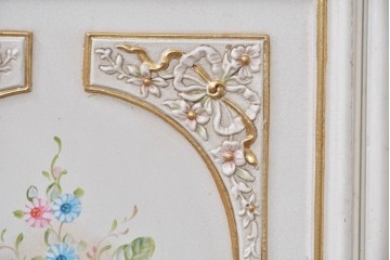 イタリアヴィンテージ　高級家具　ノバパルク(NOVAPLAK)　ロココ調の優美な装飾が魅力の照明付きミラーバックキャビネット　定価約180万円　(R-086253)