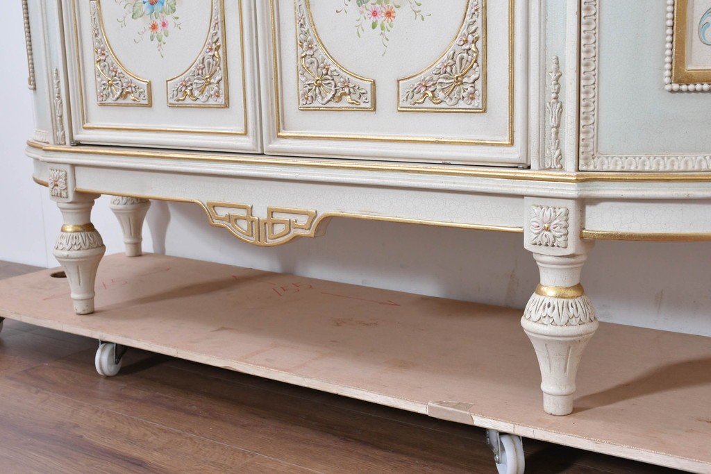 イタリアヴィンテージ　高級家具　ノバパルク(NOVAPLAK)　ロココ調の優美な装飾が魅力の照明付きミラーバックキャビネット　定価約180万円　(R-086253)