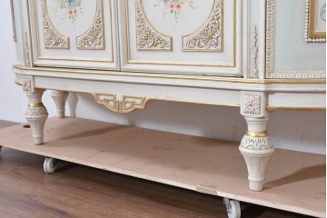 イタリアヴィンテージ　高級家具　ノバパルク(NOVAPLAK)　ロココ調の優美な装飾が魅力の照明付きミラーバックキャビネット　定価約180万円　(R-086253)