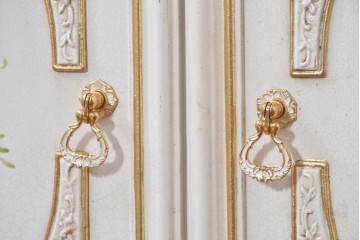 イタリアヴィンテージ　高級家具　ノバパルク(NOVAPLAK)　ロココ調の優美な装飾が魅力の照明付きミラーバックキャビネット　定価約180万円　(R-086253)