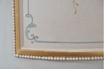 イタリアヴィンテージ　高級家具　ノバパルク(NOVAPLAK)　ロココ調の優美な装飾が魅力の照明付きミラーバックキャビネット　定価約180万円　(R-086253)