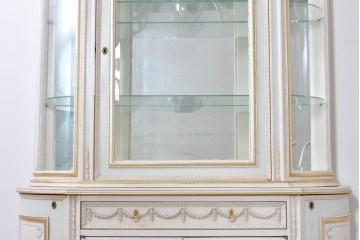 イタリアヴィンテージ　高級家具　ノバパルク(NOVAPLAK)　ロココ調の優美な装飾が魅力の照明付きミラーバックキャビネット　定価約180万円　(R-086253)