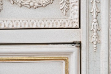 イタリアヴィンテージ　高級家具　ノバパルク(NOVAPLAK)　ロココ調の優美な装飾が魅力の照明付きミラーバックキャビネット　定価約180万円　(R-086253)